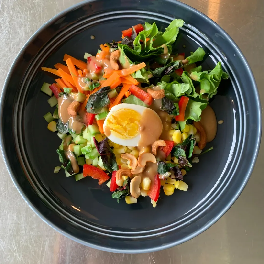 Wijen Mayo Salad dengan sayuran segar, telur, dan dressing wijen